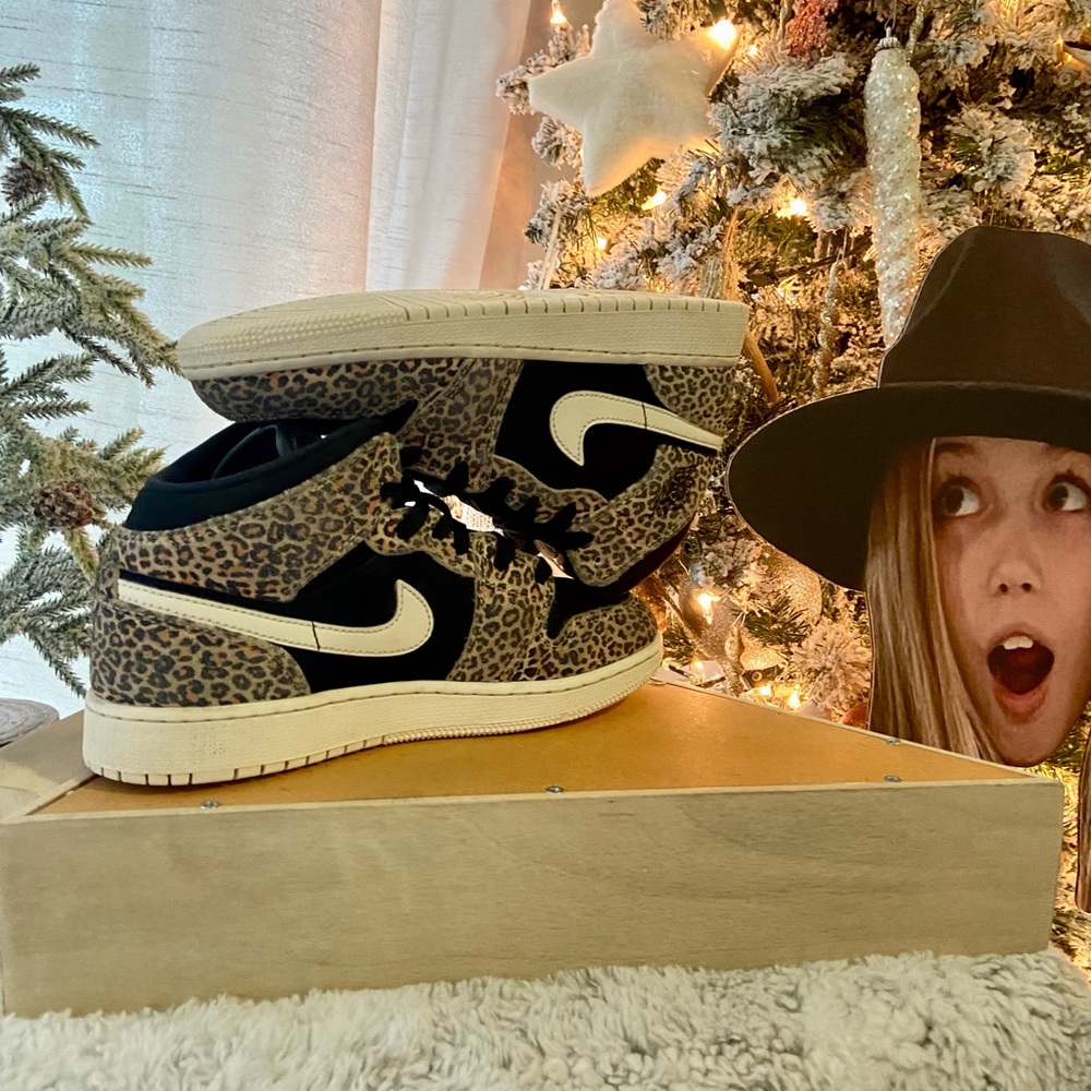 Jordan 1 Mid SE “CHEETAH” (GS) Size 4.5Y